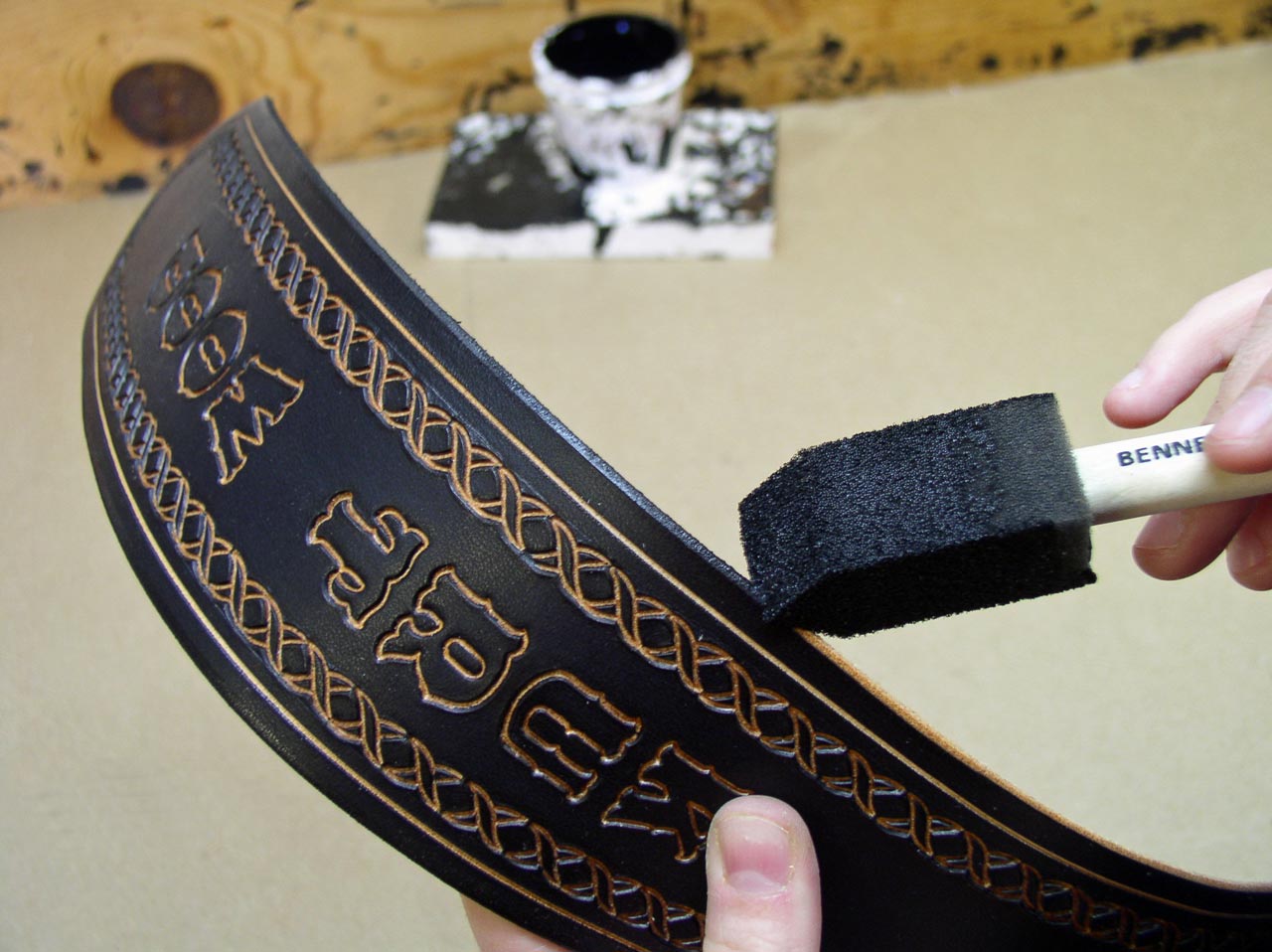 Dyeing the edge of the guitar strap