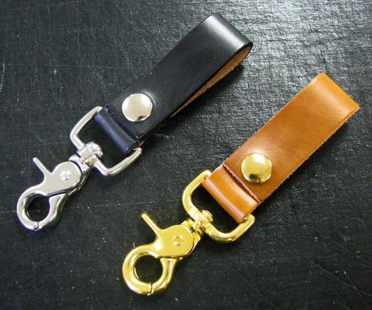 Leather belt key holders in black and natural leather